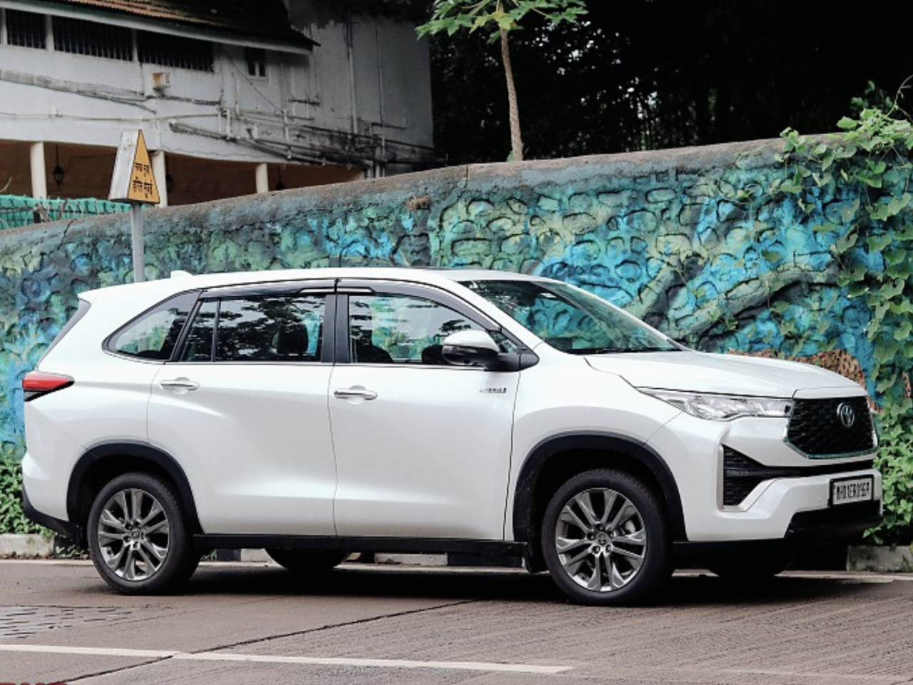 Innova HyCross flagship